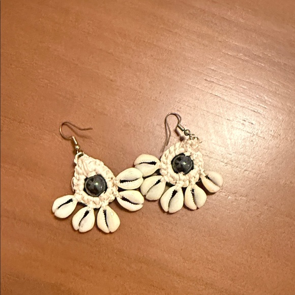 Handmade‎ Shell Jewelry Set - Picture 3 of 8